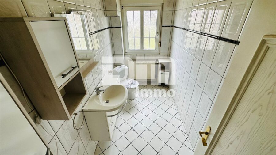 (R)eserviert!!!Schönes Wohn- Gewerbeensemble mit 2 Wohnungen, Laden, Dachterrasse - 1. OG - Badezimmer WC